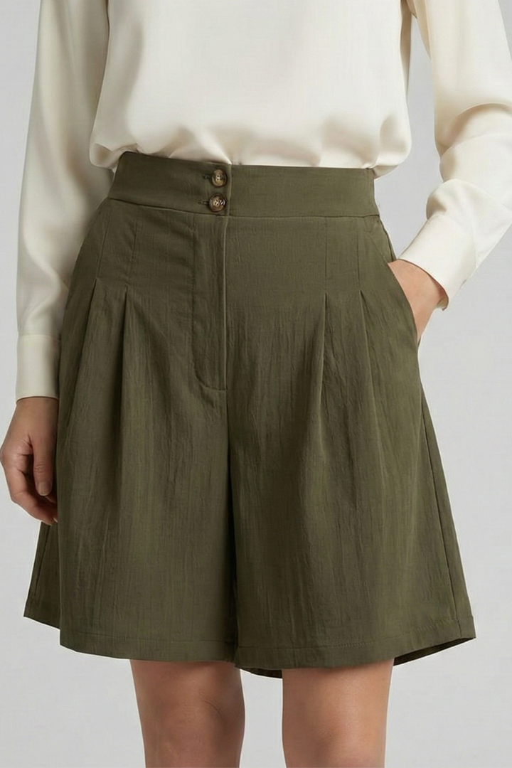 Kamila | Dames shorts met hoge taille en plooien in klassieke snit