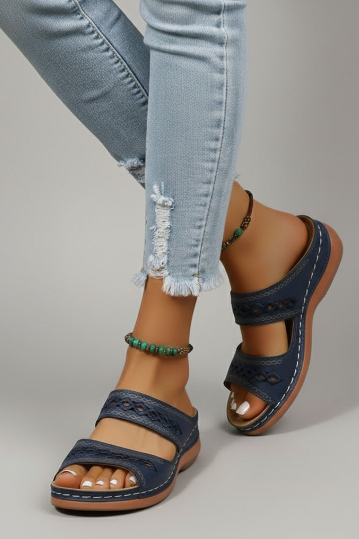 Alana | Dames Pantoletten met Dubbele Band en Decoratieve Uitsparingen