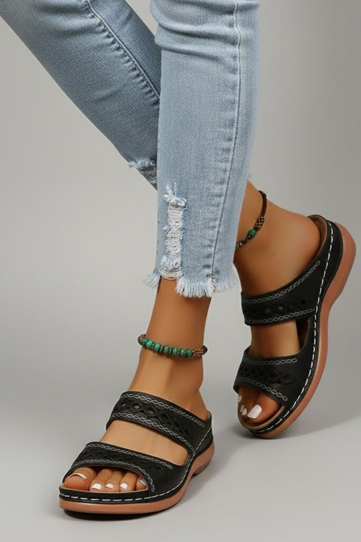 Alana | Dames Pantoletten met Dubbele Band en Decoratieve Uitsparingen