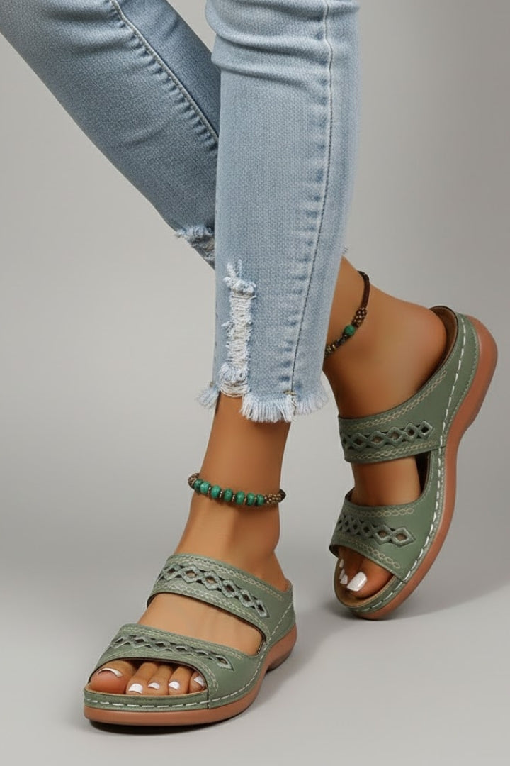 Alana | Dames Pantoletten met Dubbele Band en Decoratieve Uitsparingen