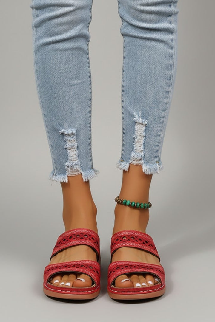 Alana | Dames Pantoletten met Dubbele Band en Decoratieve Uitsparingen