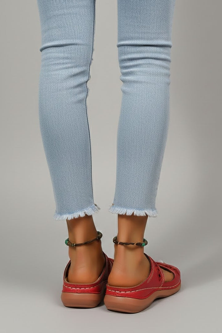 Alana | Dames Pantoletten met Dubbele Band en Decoratieve Uitsparingen