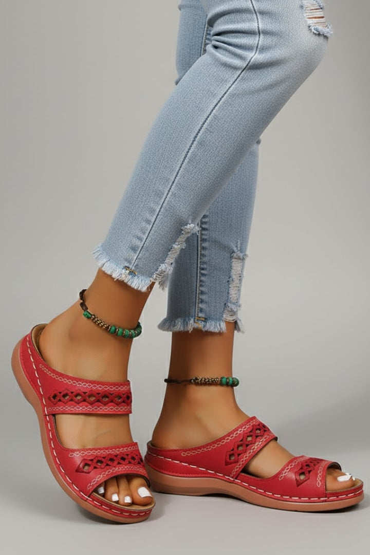 Alana | Dames Pantoletten met Dubbele Band en Decoratieve Uitsparingen