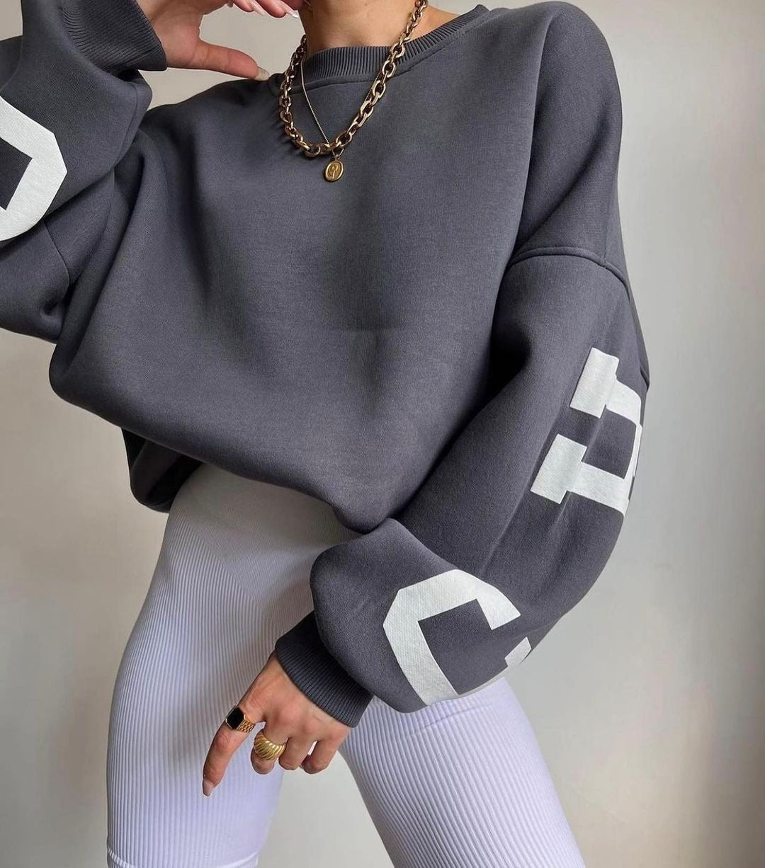 Dames Oversized Varsity-Print Fleece Crewneck Sweater - Grey
