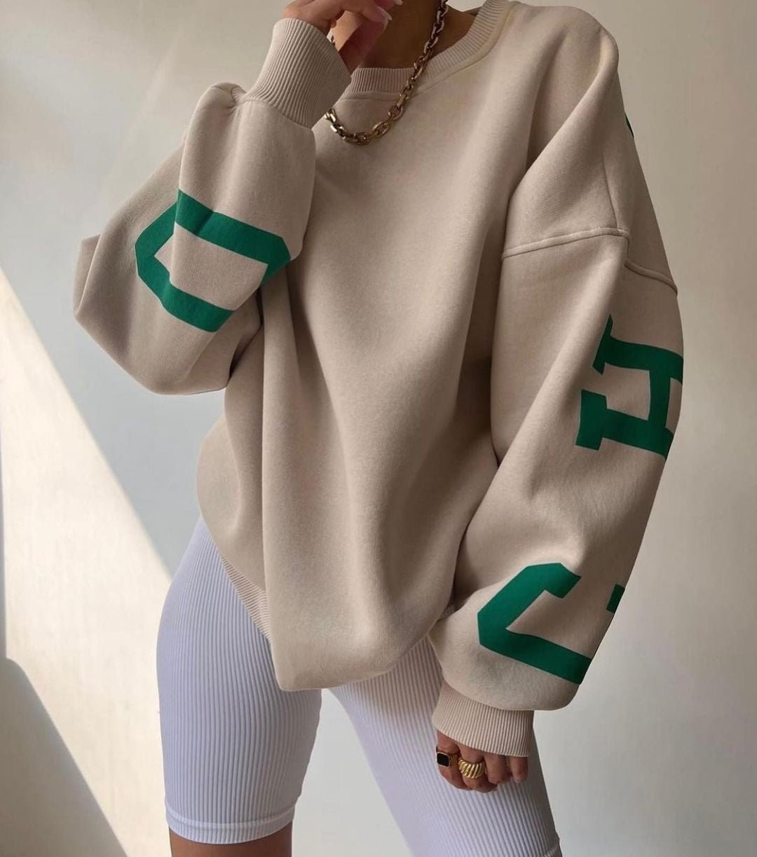 Dames Oversized Varsity-Print Fleece Crewneck Sweater - Khaki