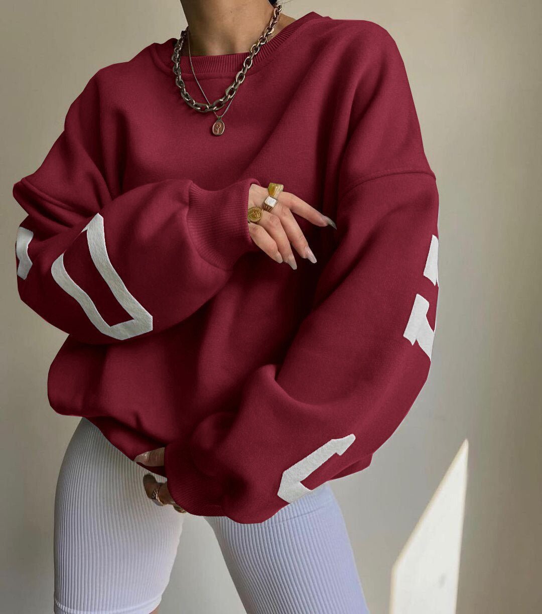 Dames Oversized Varsity-Print Fleece Crewneck Sweater - Burgundy