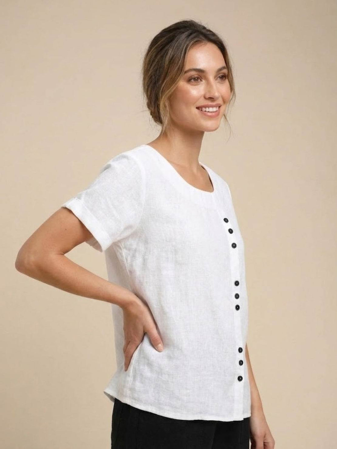 Amelia | Dames Linnen Blouse Met Ronde Hals En Knoopsluiting