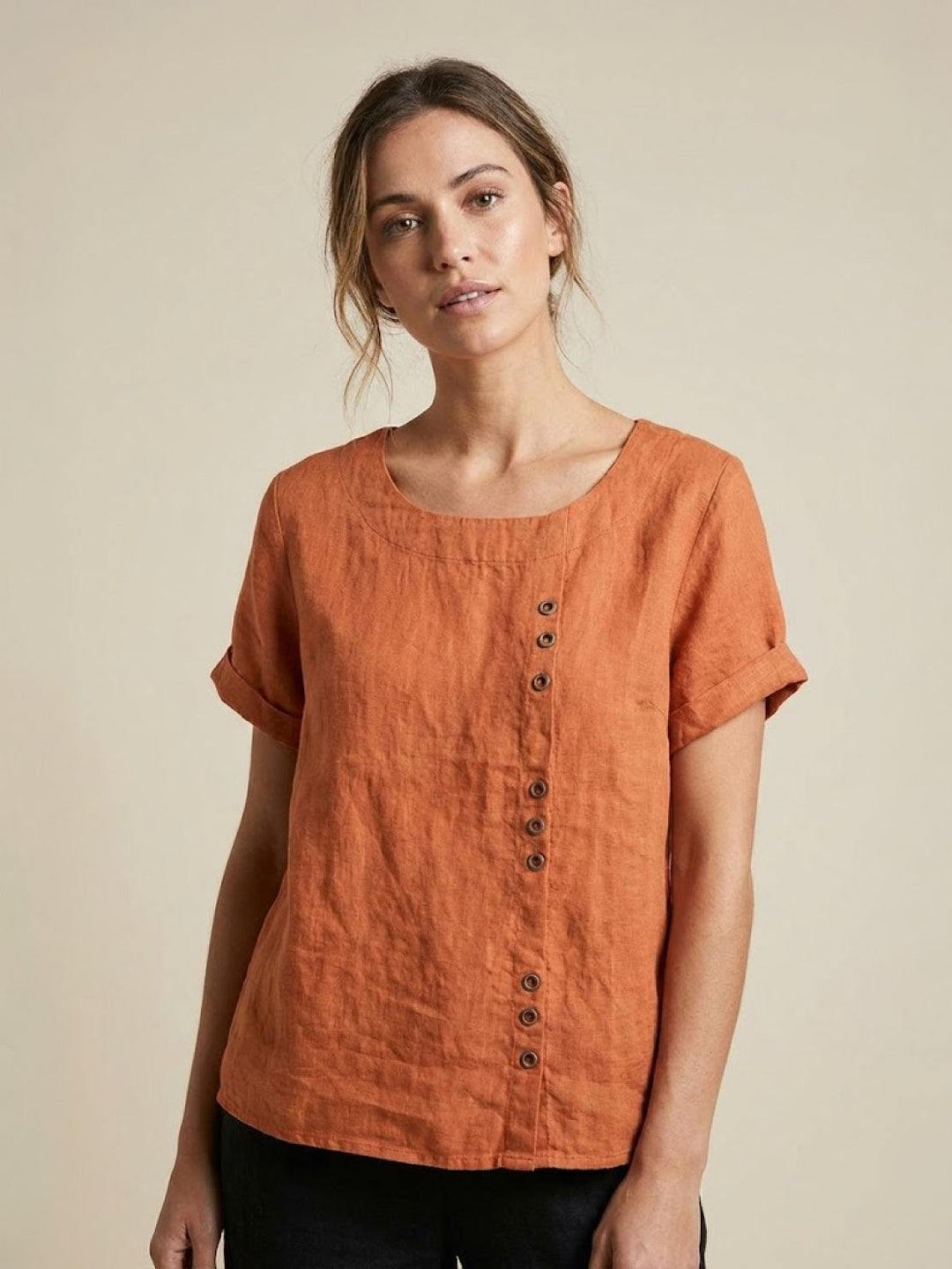 Amelia | Dames Linnen Blouse Met Ronde Hals En Knoopsluiting