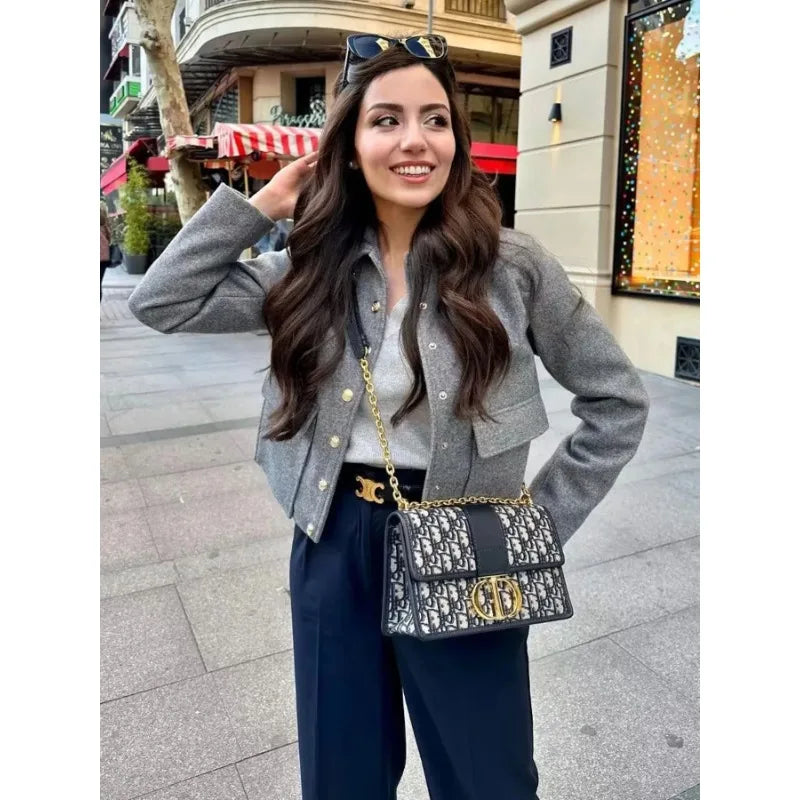 Sienna | Dames Cropped Bomberjas Met Knoopsluiting Aan De Voorkant