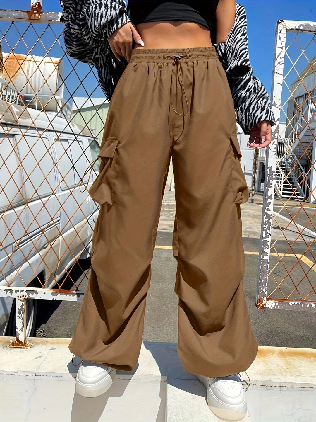 Chloe | Dames Cargo Broek Met Wijde Pijpen En Zakken